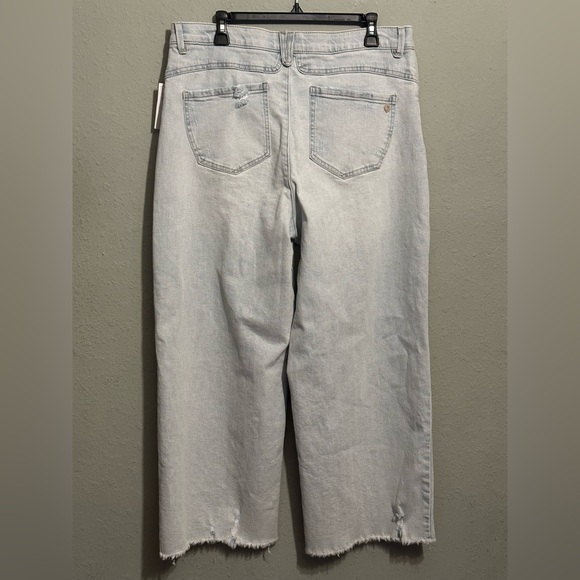 NWT Democracy
Women's "Ab" Solution Skyrise Frayed-Hem Wide-Leg Boyfriend Jeans - Picture 5 of 15